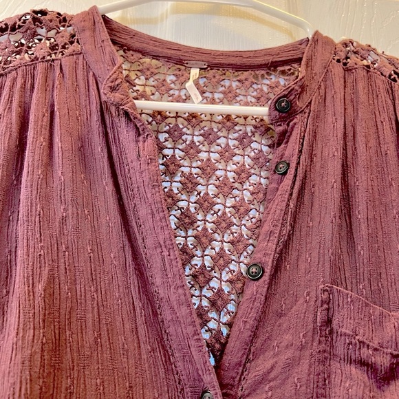 Free People Top Crochet back and shoulders Mauve color blouse Size Small buttons - Picture 3 of 16